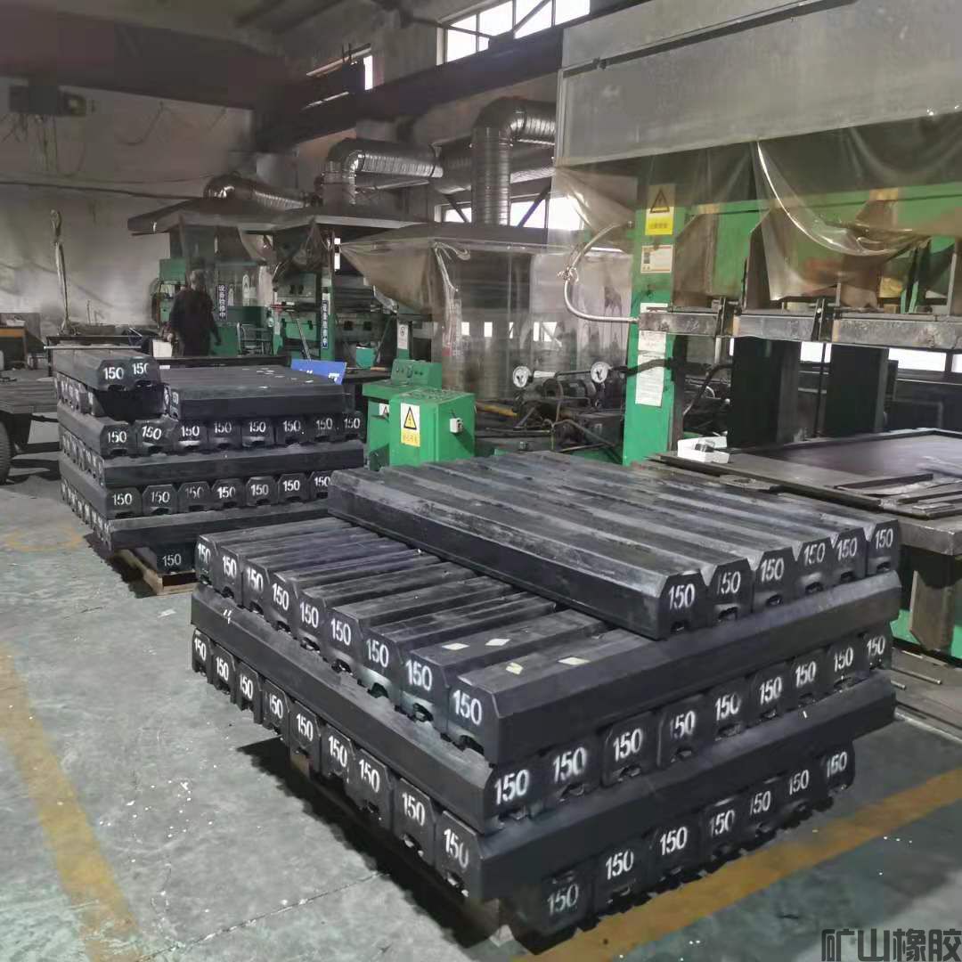 春節前保質保量完成生產任務 ——礦山橡膠廠橡膠襯板生產現場(圖1) 春節前保質保量完成生產任務 ——礦山橡膠廠橡膠襯板生產現場(圖1)